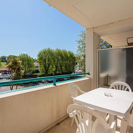Parfaitement Equipe Face Au Golf De , Avec Piscine Et Place De Parking Appartement *