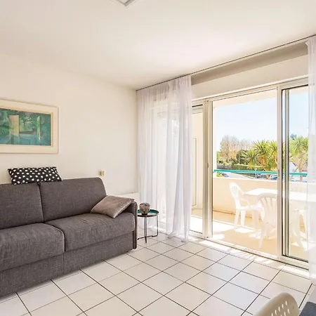 Appartement Parfaitement Equipe Face Au Golf De , Avec Piscine Et Place De Parking
