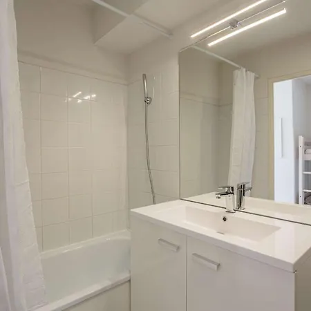 Parfaitement Equipe Face Au Golf De , Avec Piscine Et Place De Parking Appartement