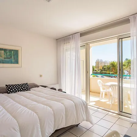 Appartement Parfaitement Equipe Face Au Golf De , Avec Piscine Et Place De Parking