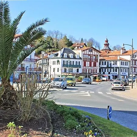Parfaitement Equipe Face Au Golf De , Avec Piscine Et Place De Parking Appartement Ciboure
