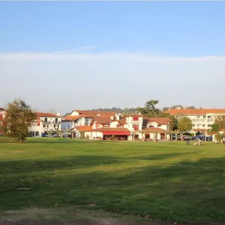 Parfaitement Equipe Face Au Golf De , Avec Piscine Et Place De Parking *