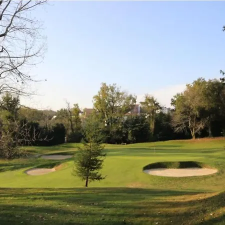 Parfaitement Equipe Face Au Golf De , Avec Piscine Et Place De Parking * Ciboure