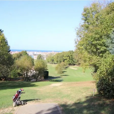 Parfaitement Equipe Face Au Golf De , Avec Piscine Et Place De Parking Appartement *