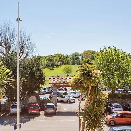 Appartement Parfaitement Equipe Face Au Golf De , Avec Piscine Et Place De Parking